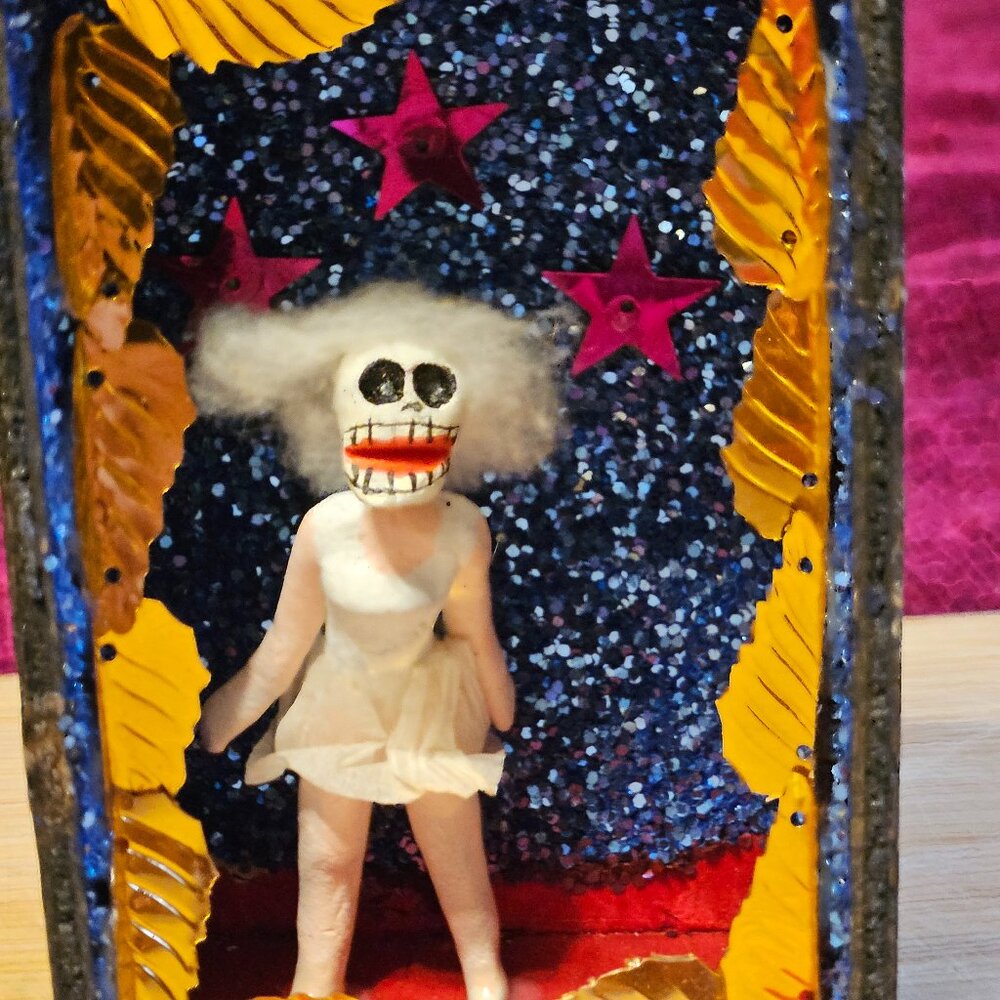 VINTAGE OAXACAN MARILYN MONROE DIORAMA wire and clay and paper mache sculpture - Picture 2 of 3